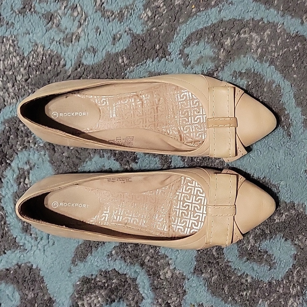 Rockport, flat tan leather with bow shoes, size 10.. great condition.